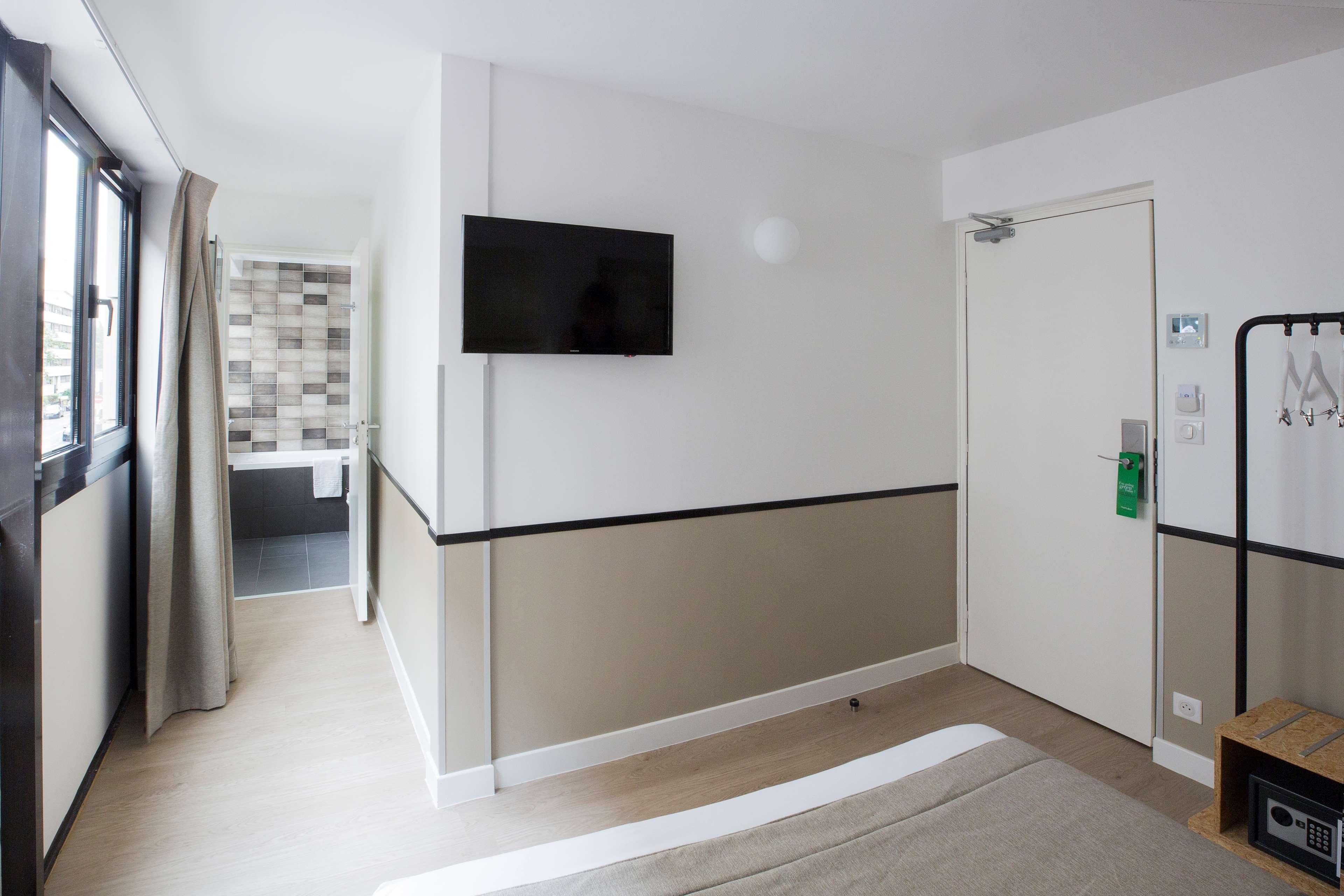 Hotel Izzy Issy-les-Moulineaux Exteriör bild